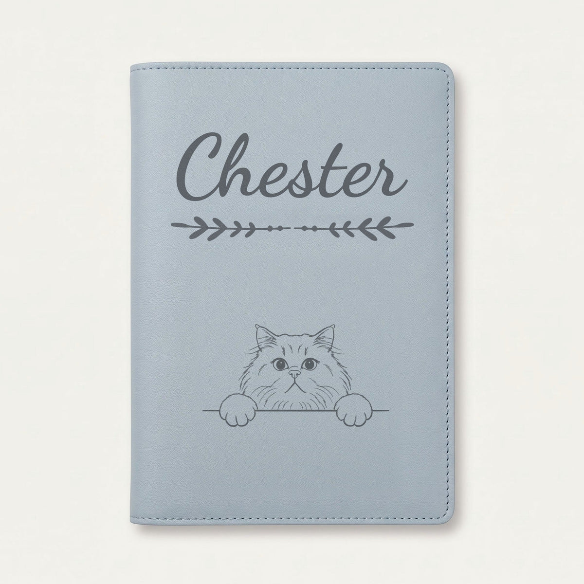 Protège carnet de santé chat personnalisé – British longhair — Bleu nuage — Flèche — gravure « Chester »