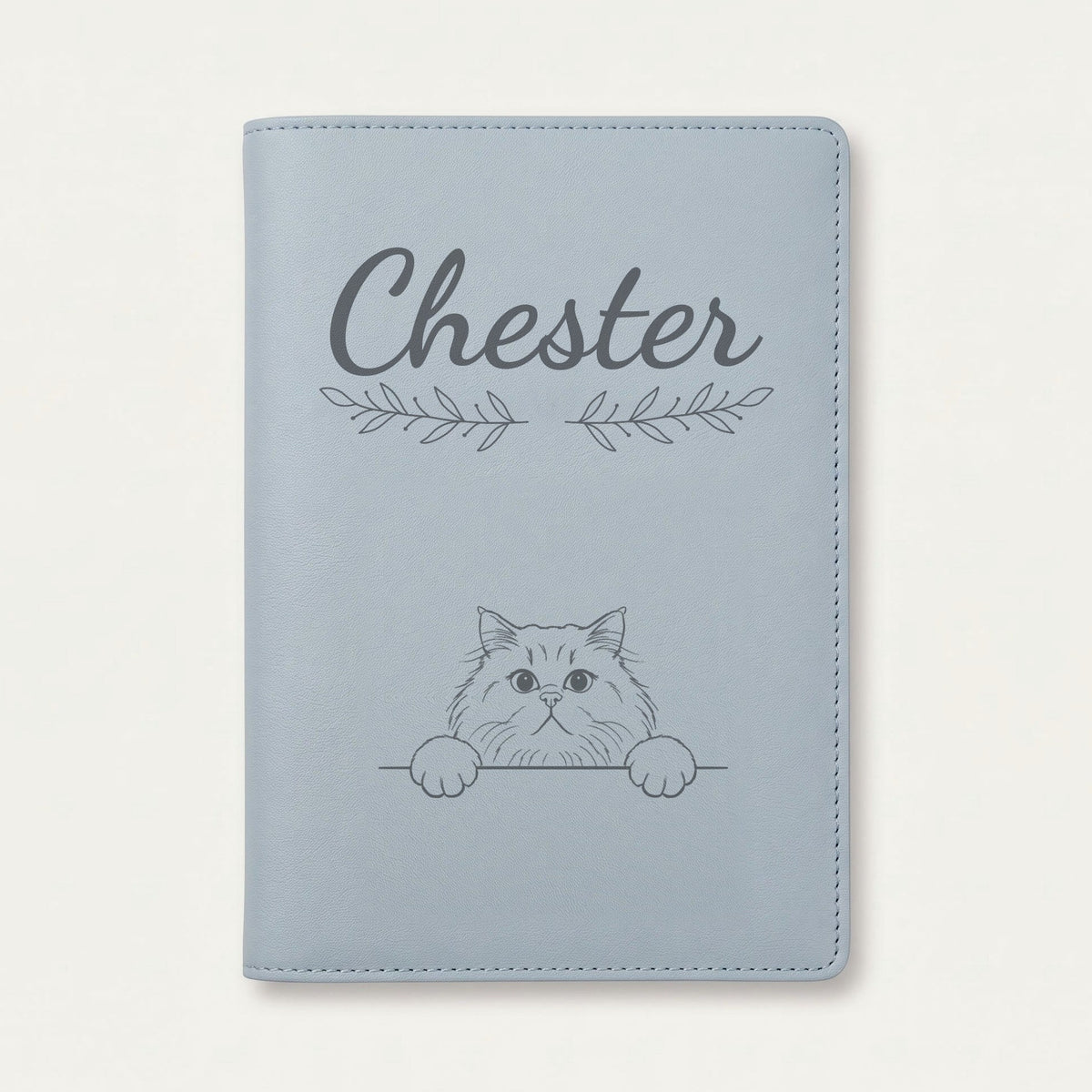 Protège carnet de santé chat personnalisé – British longhair — Bleu nuage — Rameaux — gravure « Chester »