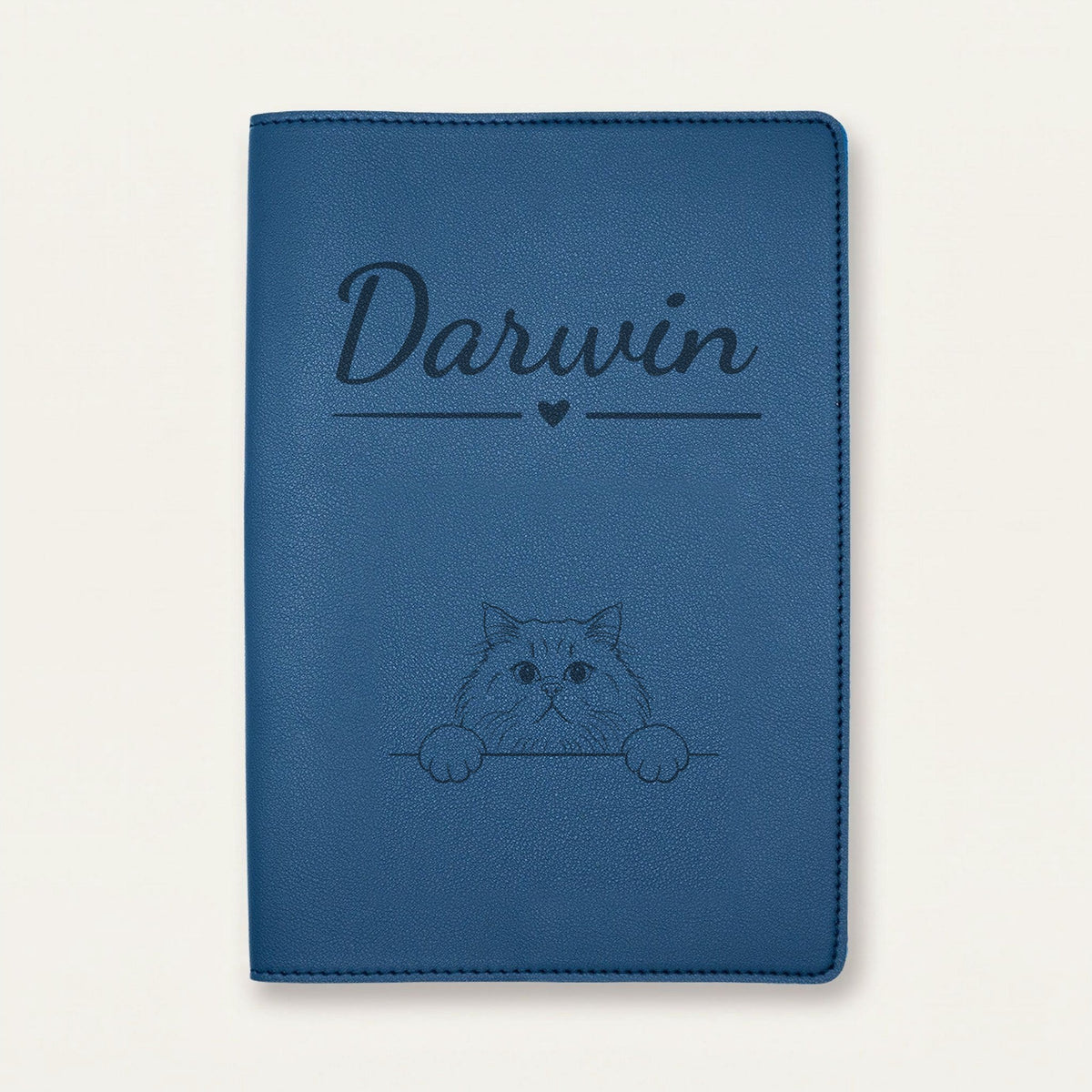 Protège carnet de santé chat personnalisé – British longhair — Bleu nuit — Cœur — gravure « Darwin »