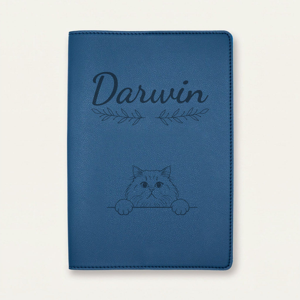 Protège carnet de santé chat personnalisé – British longhair — Bleu nuit — Rameaux — gravure « Darwin »
