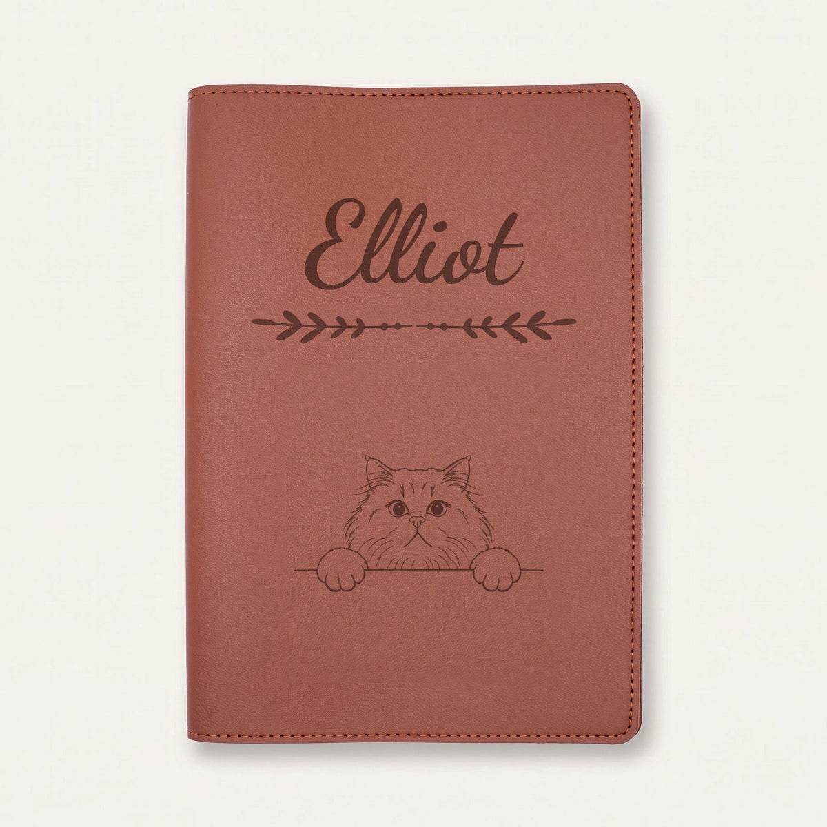 Protège carnet de santé chat personnalisé – British longhair — Chocolat — Flèche — gravure « Elliot »