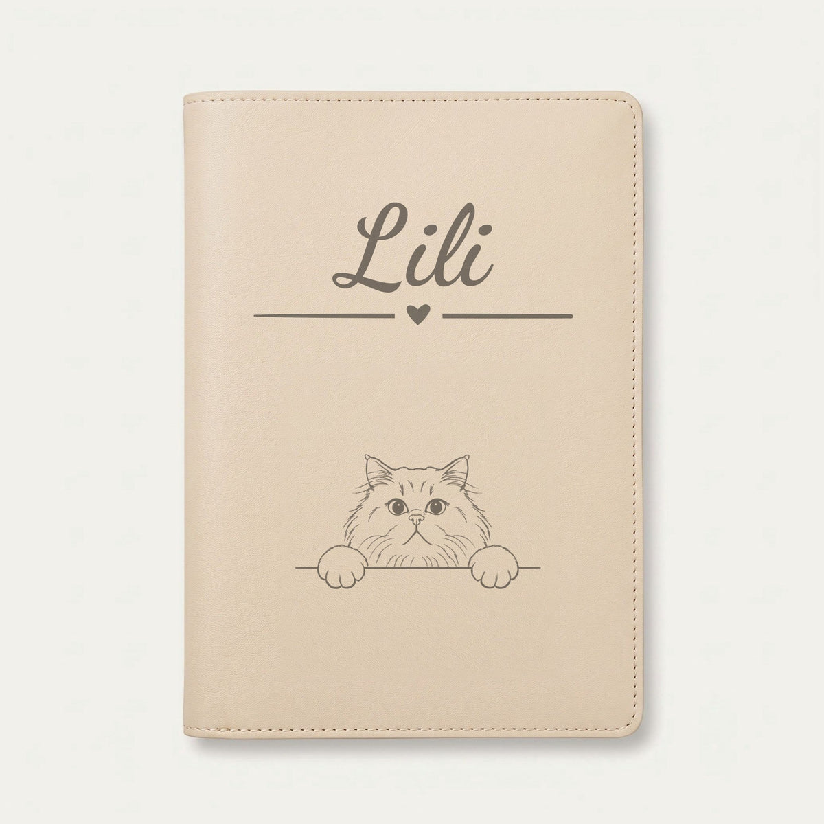 Protège carnet de santé chat personnalisé – British longhair — Crème vanille — Cœur — gravure « Lili »