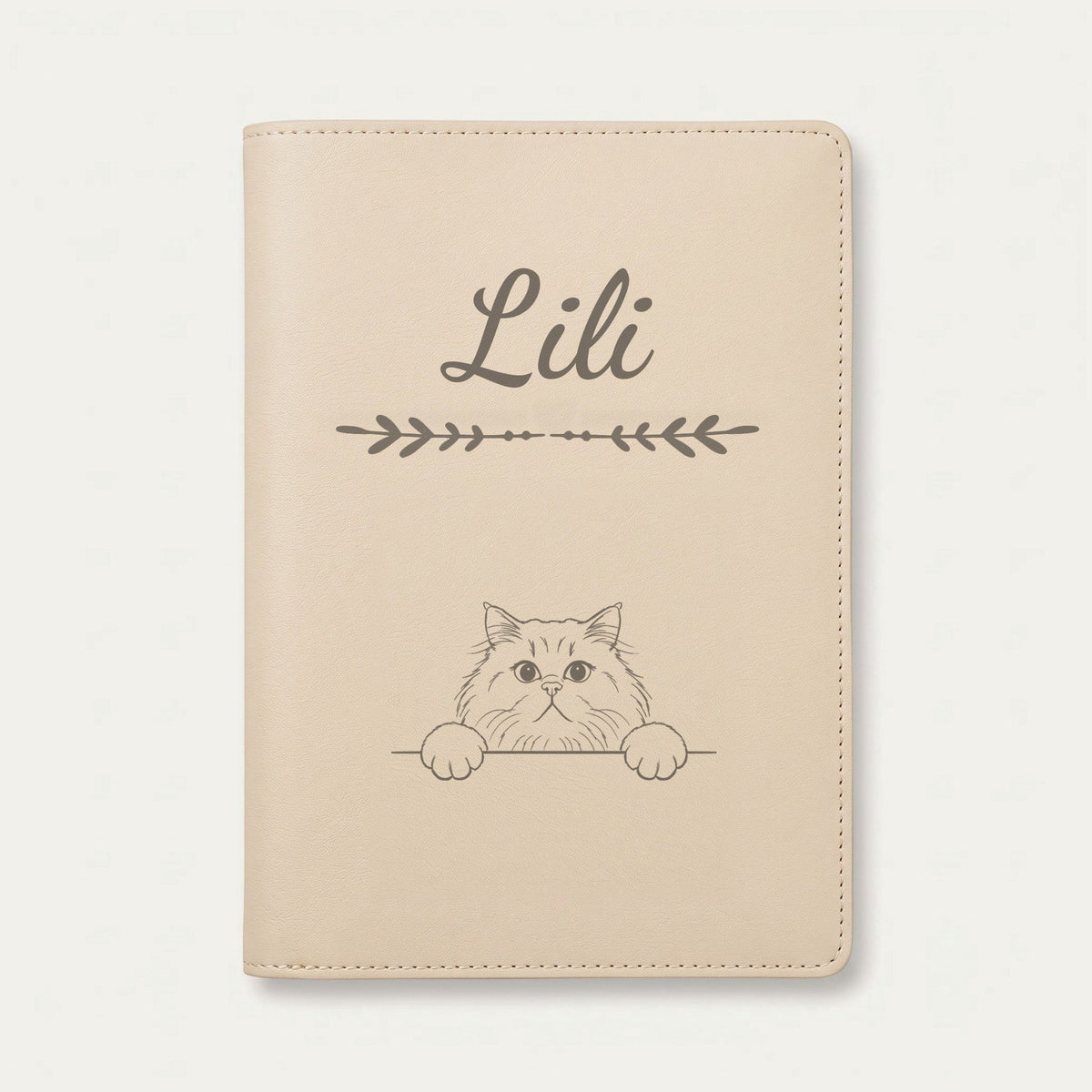 Protège carnet de santé chat personnalisé – British longhair — Crème vanille — Flèche — gravure « Lili »