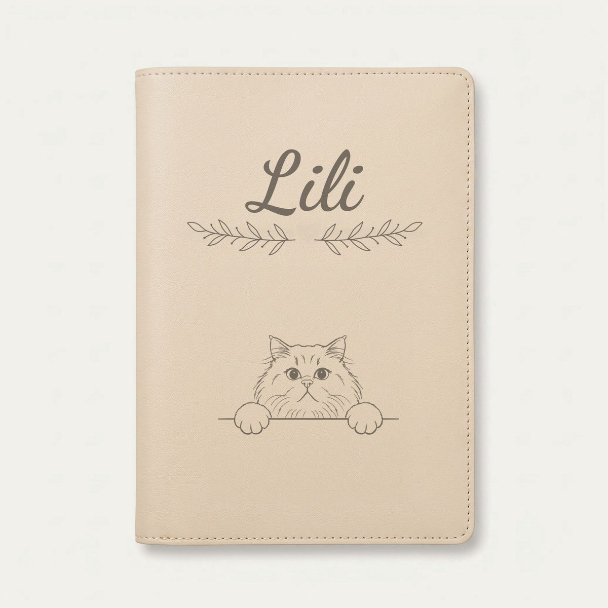 Protège carnet de santé chat personnalisé – British longhair — Crème vanille — Rameaux — gravure « Lili »
