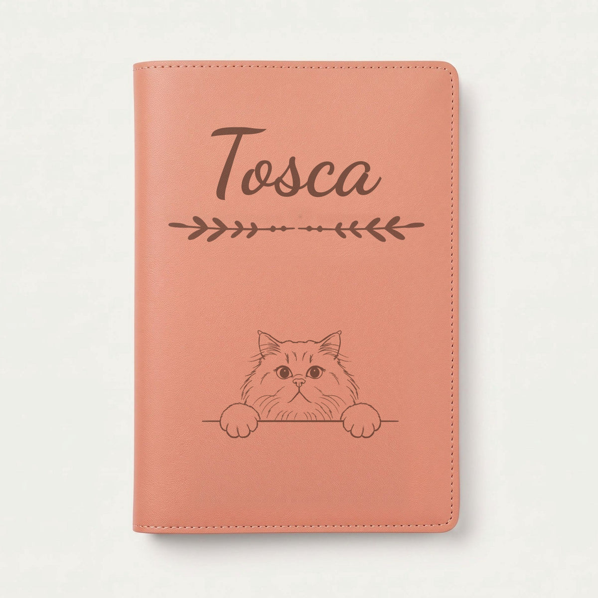 Protège carnet de santé chat personnalisé – British longhair — Terracotta — Flèche — gravure « Tosca »