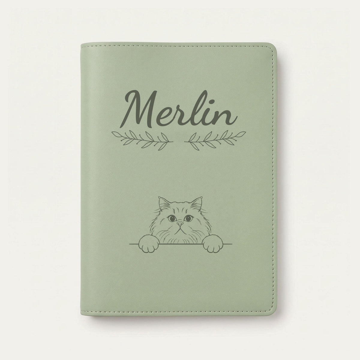 Protège carnet de santé chat personnalisé – British longhair — Vert sauge — Rameaux — gravure « Merlin »