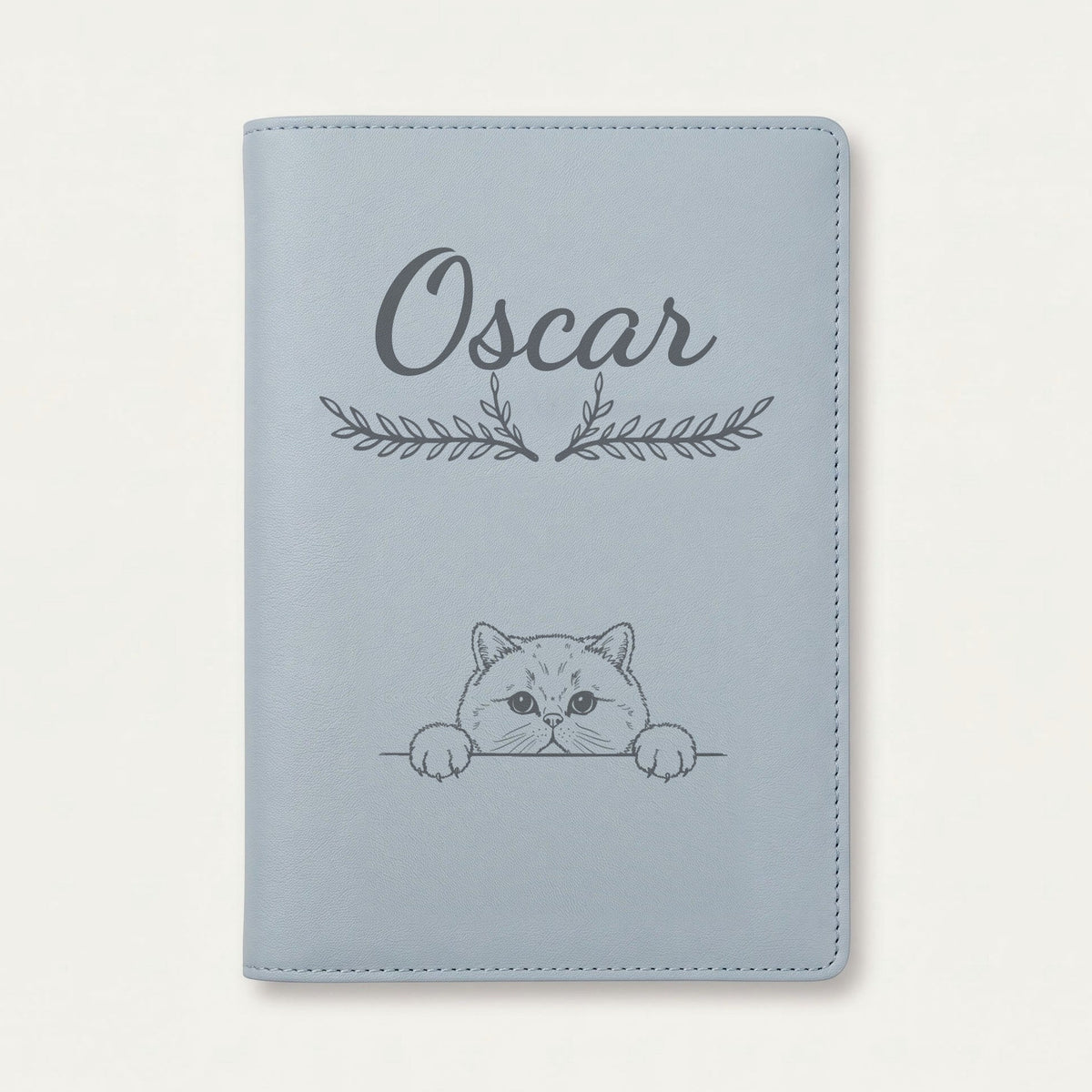 Protège carnet de santé chat personnalisé – British shorthair — Bleu nuage — Bouquet — gravure « Oscar »
