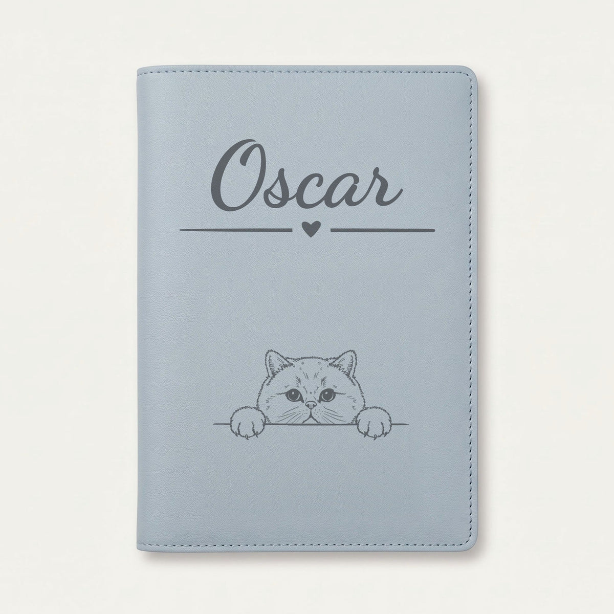 Protège carnet de santé chat personnalisé – British shorthair — Bleu nuage — Cœur — gravure « Oscar »
