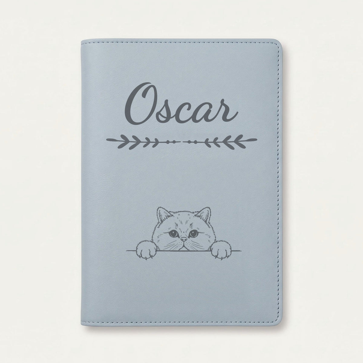 Protège carnet de santé chat personnalisé – British shorthair — Bleu nuage — Flèche — gravure « Oscar »