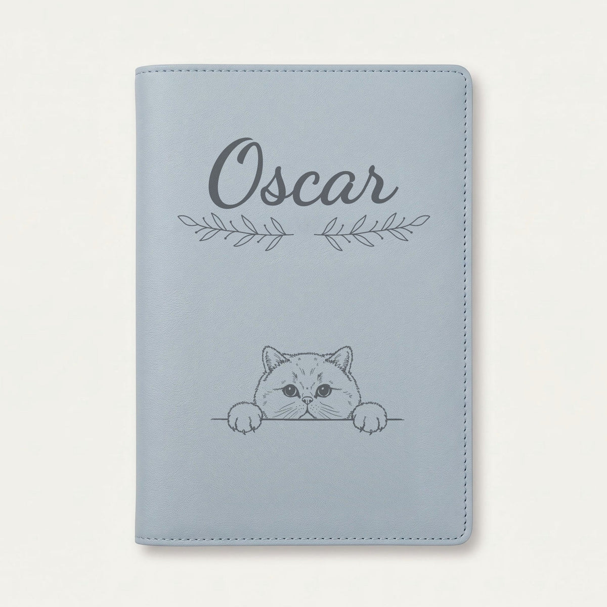 Protège carnet de santé chat personnalisé – British shorthair — Bleu nuage — Rameaux — gravure « Oscar »
