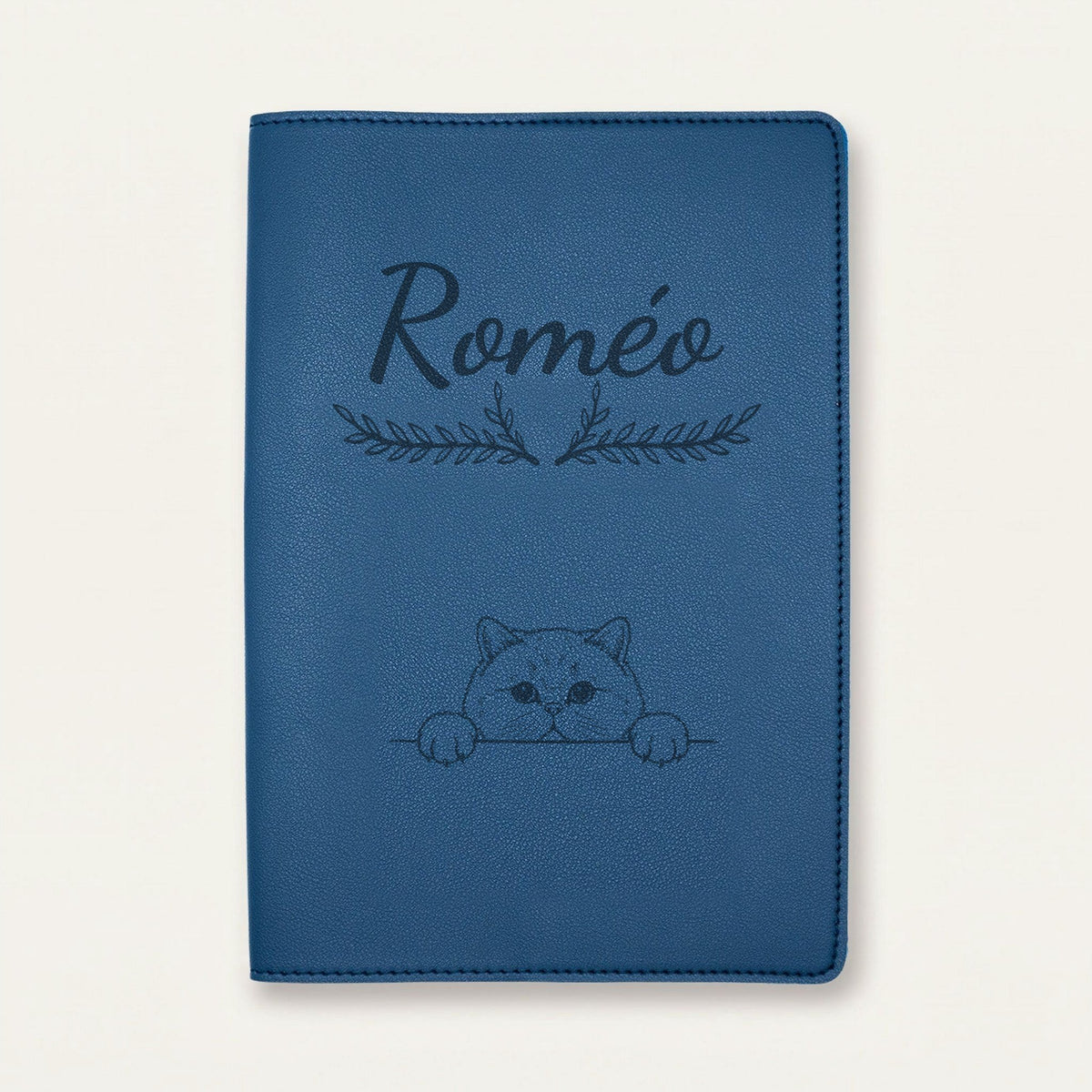Protège carnet de santé chat personnalisé – British shorthair — Bleu nuit — Bouquet — gravure « Roméo »