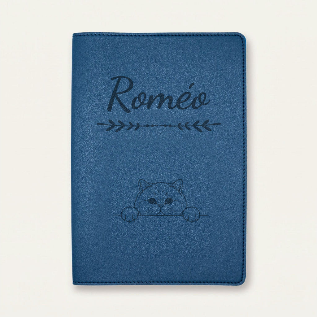 Protège carnet de santé chat personnalisé – British shorthair — Bleu nuit — Flèche — gravure « Roméo »