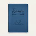 Protège carnet de santé chat personnalisé – British shorthair — Bleu nuit — Flèche — gravure « Roméo »