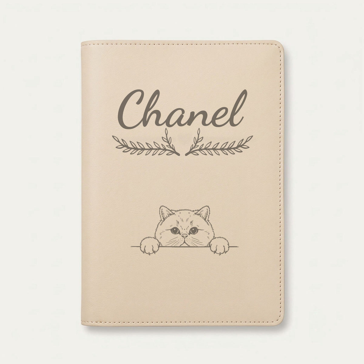Protège carnet de santé chat personnalisé – British shorthair — Crème vanille — Bouquet — gravure « Chanel »