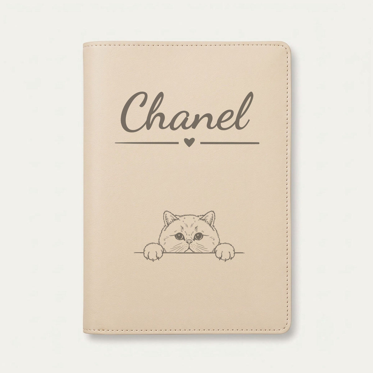 Protège carnet de santé chat personnalisé – British shorthair — Crème vanille — Cœur — gravure « Chanel »