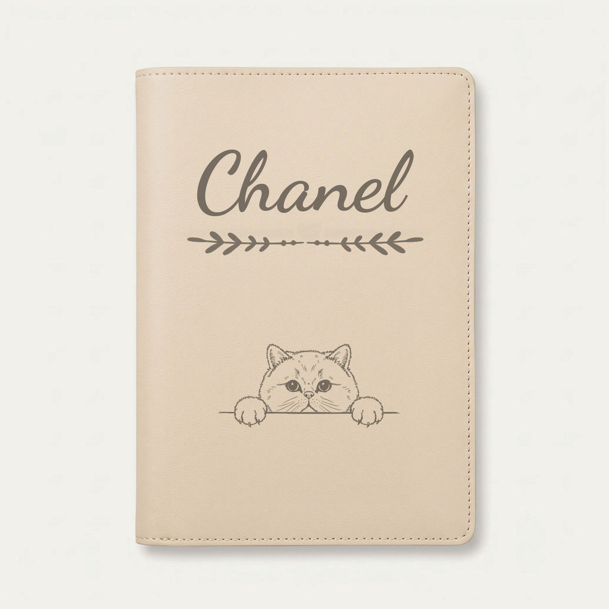 Protège carnet de santé chat personnalisé – British shorthair — Crème vanille — Flèche — gravure « Chanel »