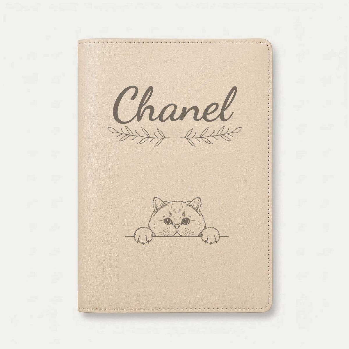 Protège carnet de santé chat personnalisé – British shorthair — Crème vanille — Rameaux — gravure « Chanel »