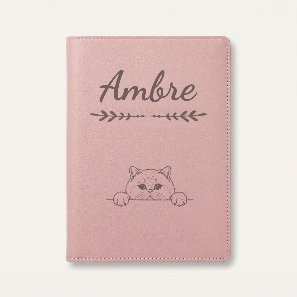 Protège carnet de santé chat personnalisé – British shorthair — Rose dragée — Flèche — gravure « Ambre »