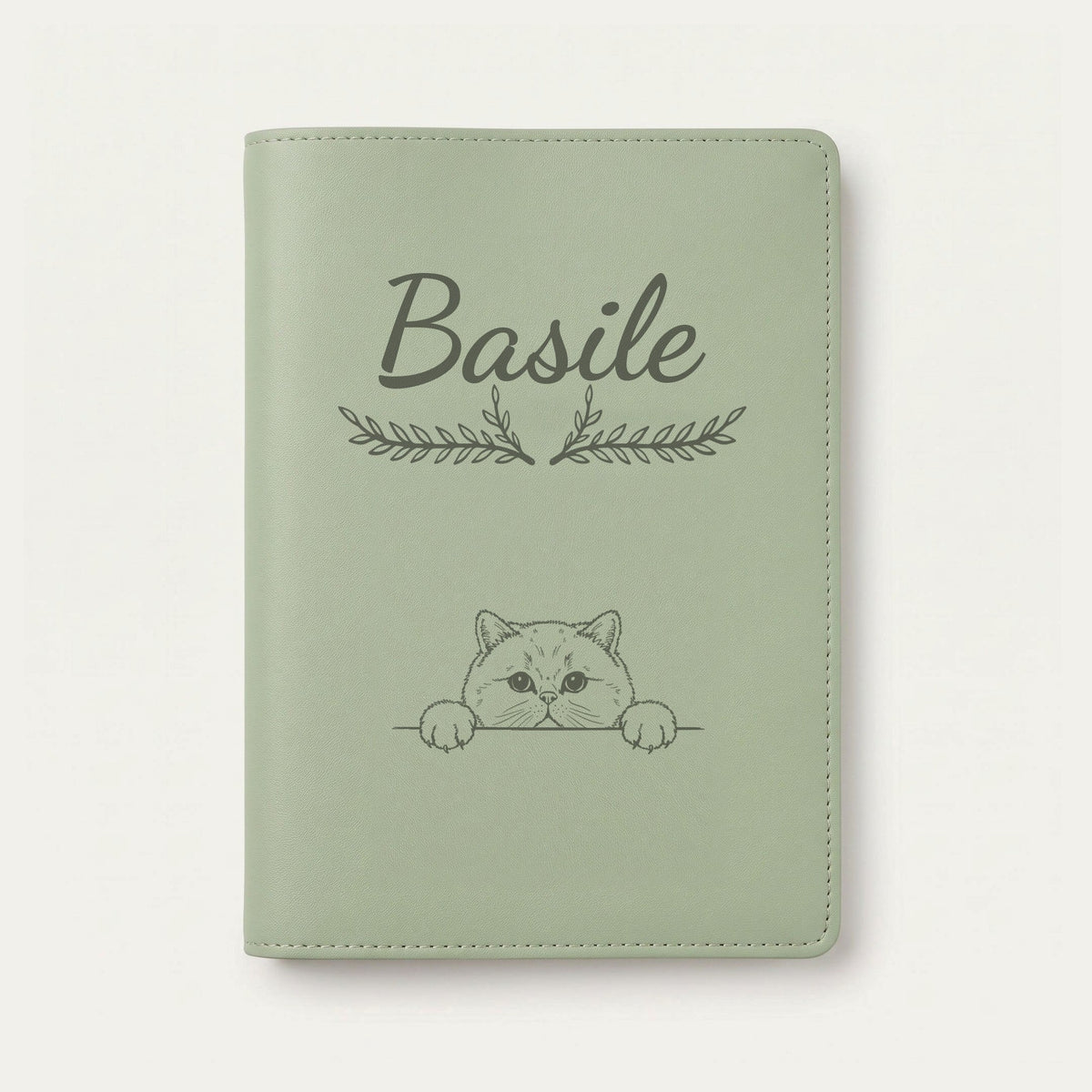 Protège carnet de santé chat personnalisé – British shorthair — Vert sauge — Bouquet — gravure « Basile »