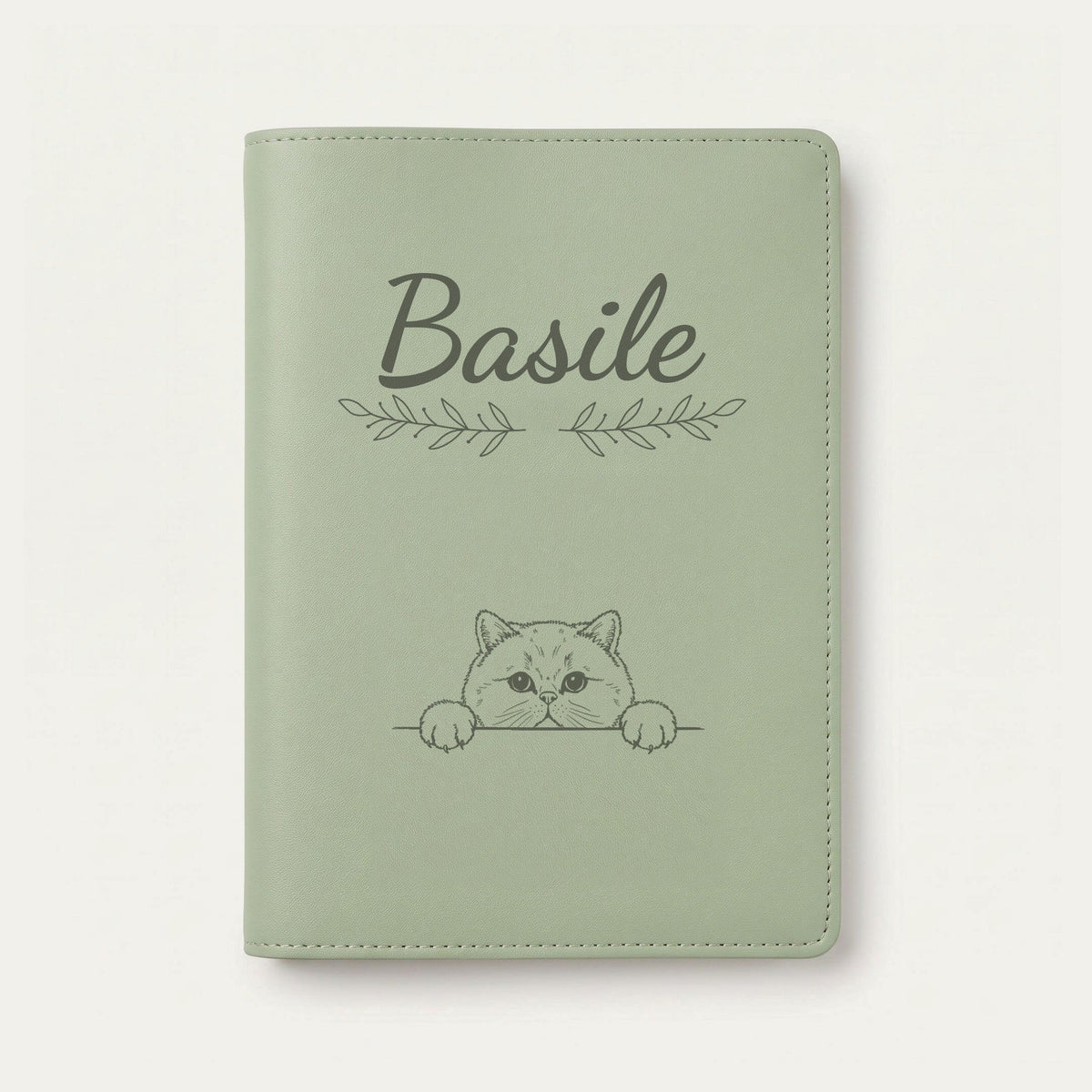 Protège carnet de santé chat personnalisé – British shorthair — Vert sauge — Rameaux — gravure « Basile »