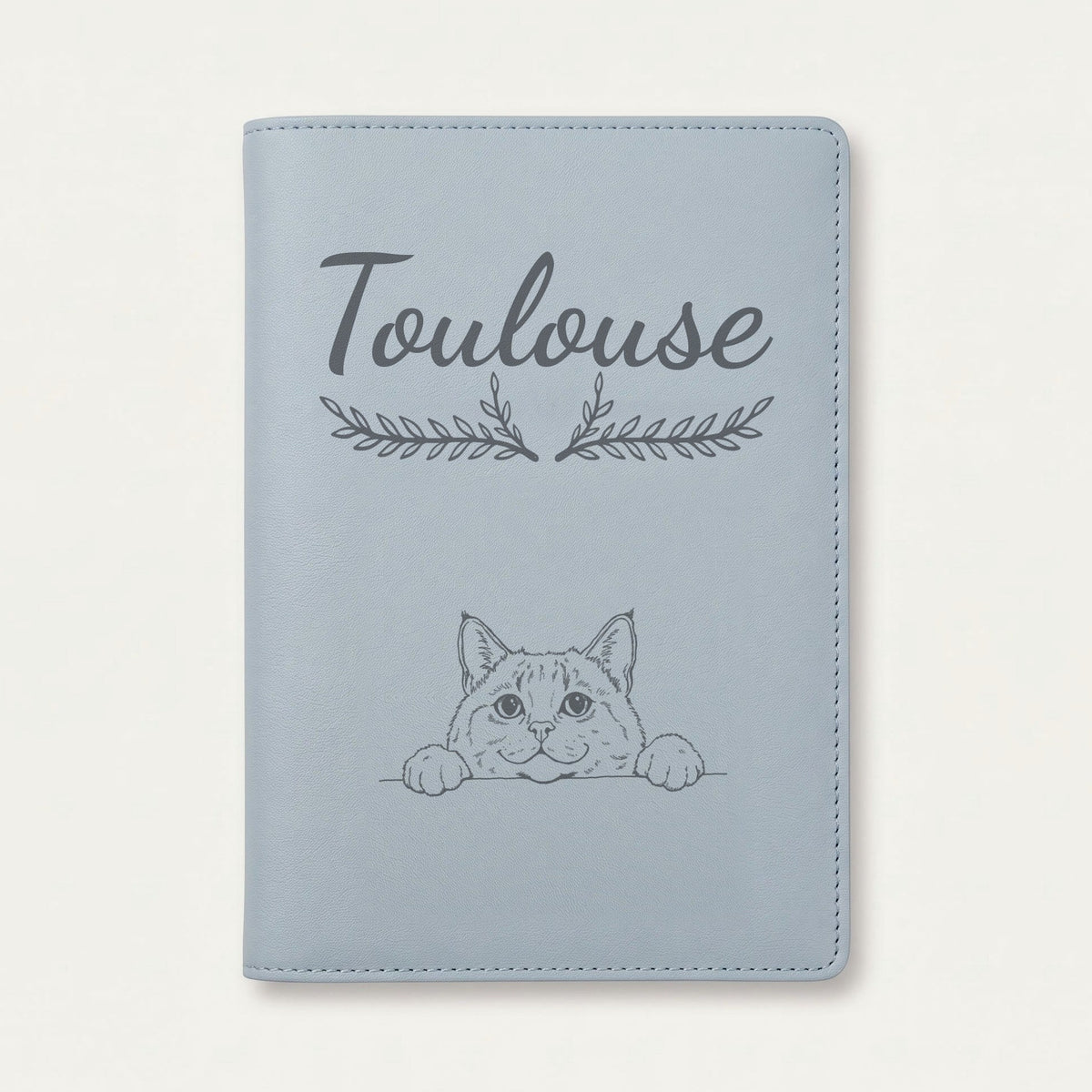Protège carnet de santé chat personnalisé – Chartreux — Bleu nuage — Bouquet — gravure « Toulouse »