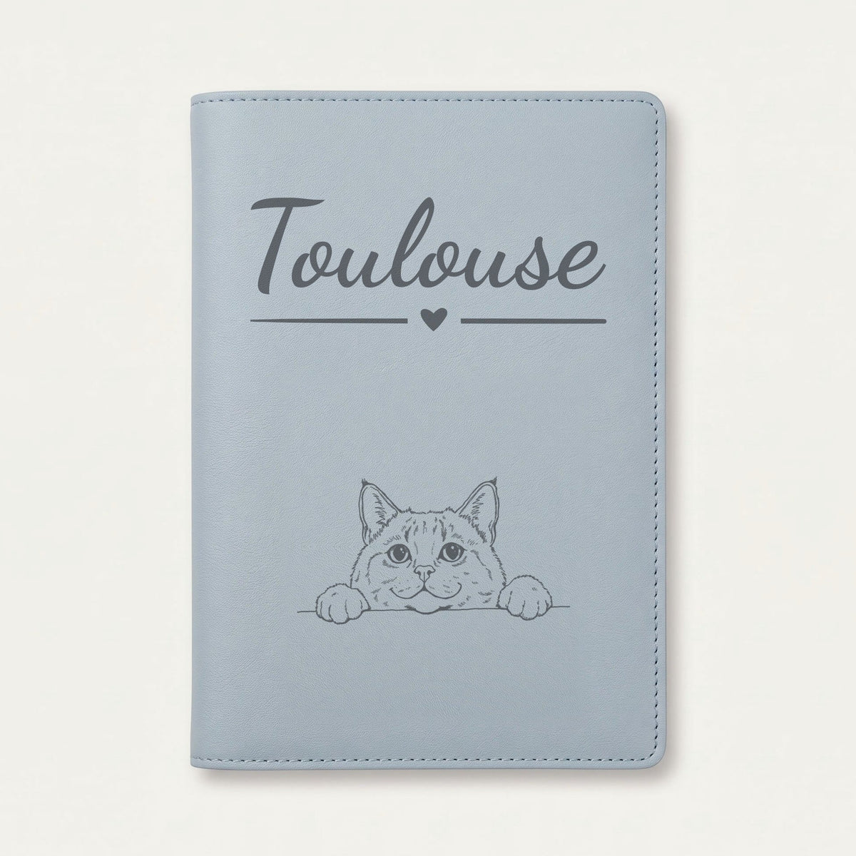 Protège carnet de santé chat personnalisé – Chartreux — Bleu nuage — Cœur — gravure « Toulouse »