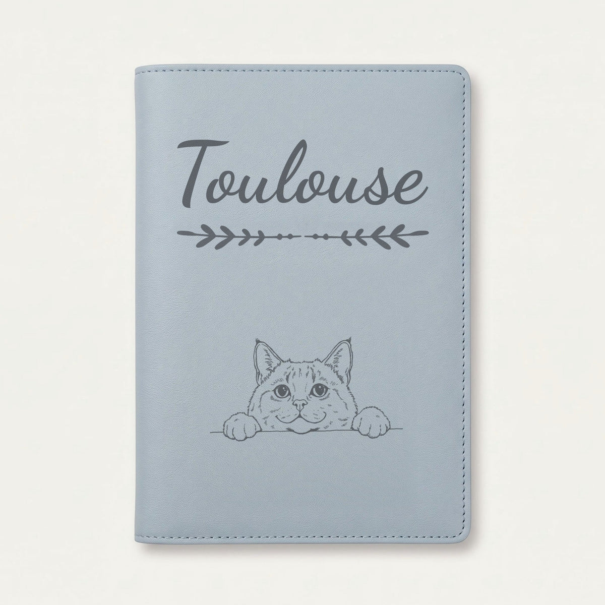 Protège carnet de santé chat personnalisé – Chartreux — Bleu nuage — Flèche — gravure « Toulouse »
