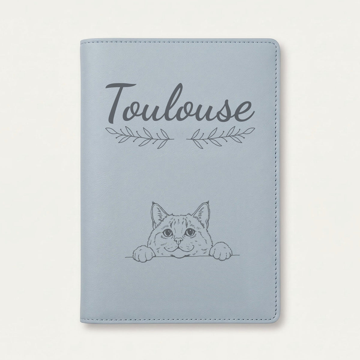 Protège carnet de santé chat personnalisé – Chartreux — Bleu nuage — Rameaux — gravure « Toulouse »