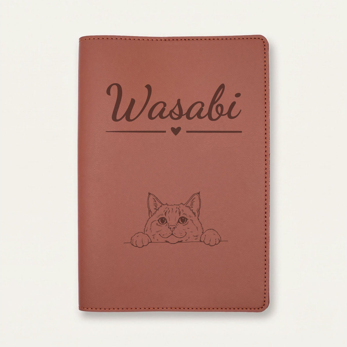 Protège carnet de santé chat personnalisé – Chartreux — Chocolat — Cœur — gravure « Wasabi »