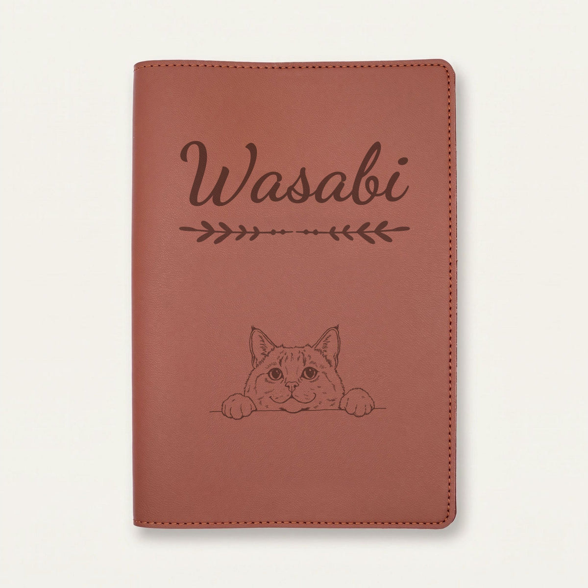 Protège carnet de santé chat personnalisé – Chartreux — Chocolat — Flèche — gravure « Wasabi »