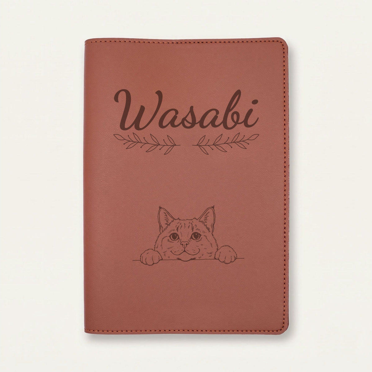 Protège carnet de santé chat personnalisé – Chartreux — Chocolat — Rameaux — gravure « Wasabi »