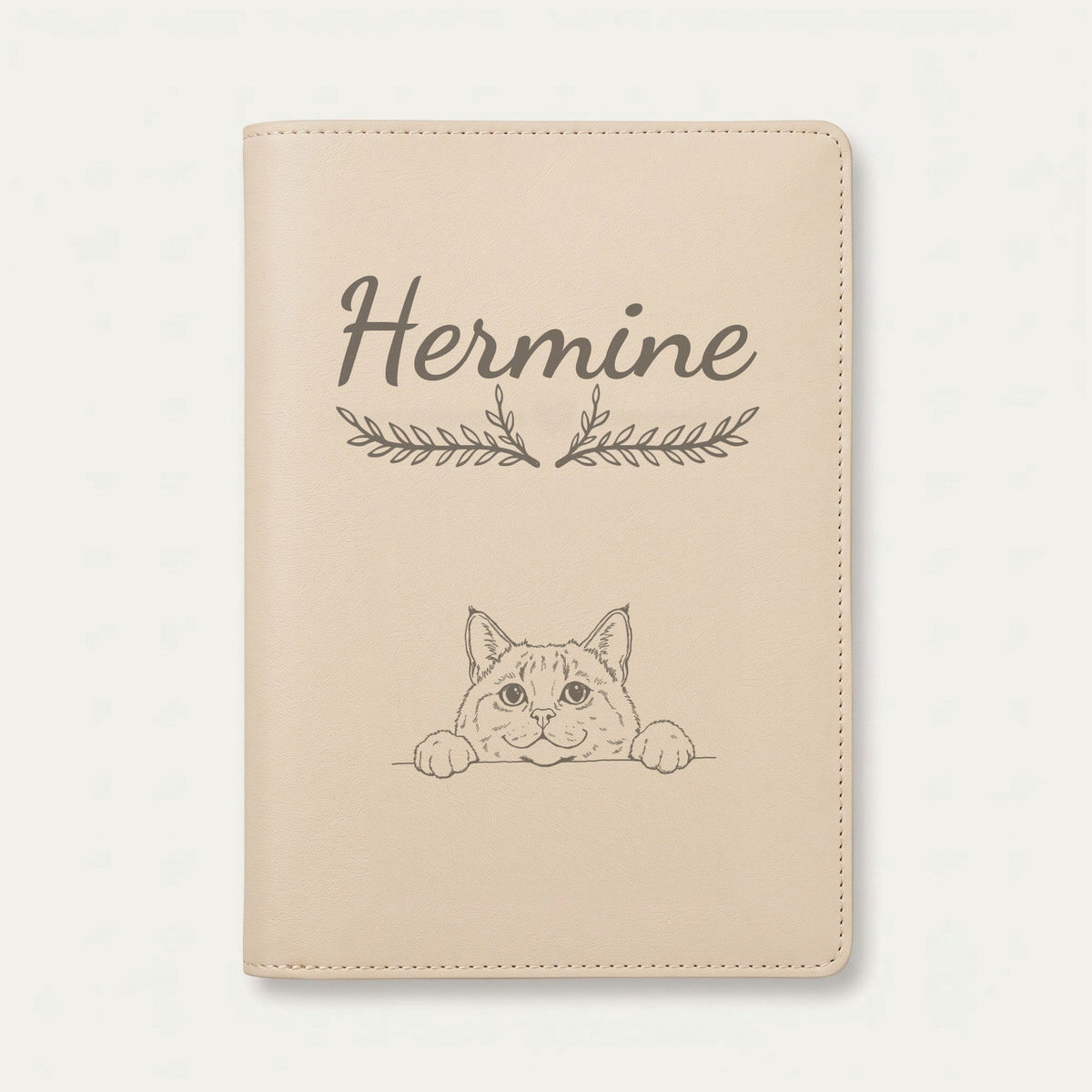 Protège carnet de santé chat personnalisé – Chartreux — Crème vanille — Bouquet — gravure « Hermine »