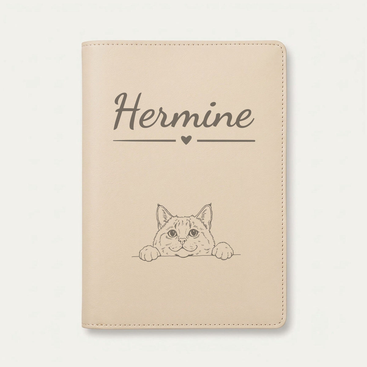 Protège carnet de santé chat personnalisé – Chartreux — Crème vanille — Cœur — gravure « Hermine »