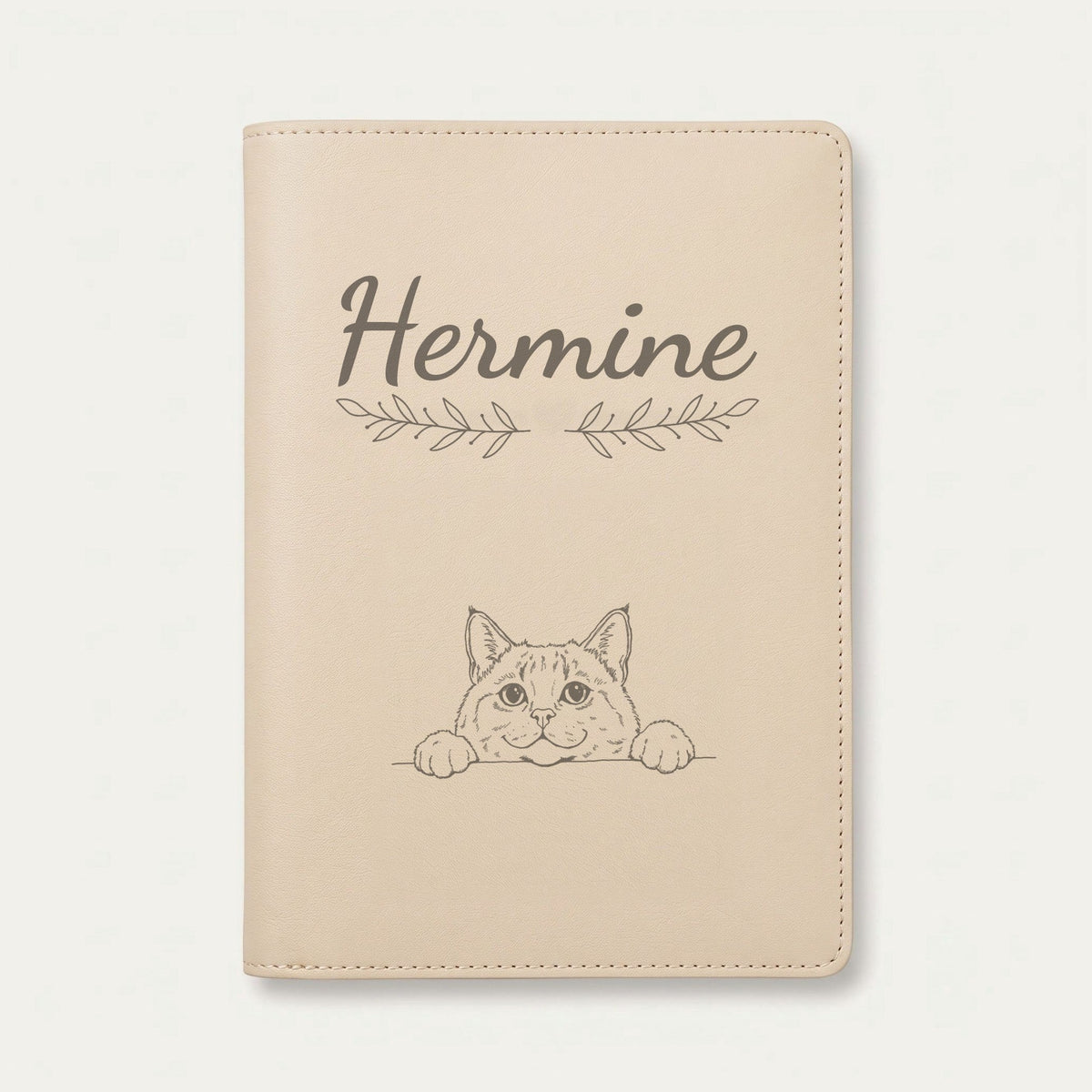 Protège carnet de santé chat personnalisé – Chartreux — Crème vanille — Rameaux — gravure « Hermine »