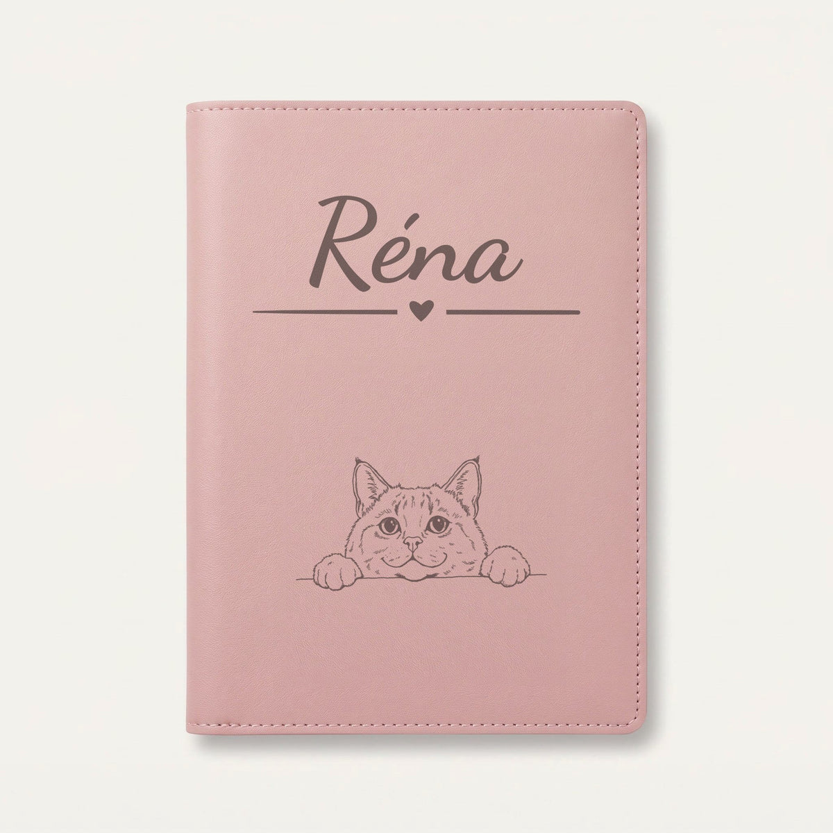 Protège carnet de santé chat personnalisé – Chartreux — Rose dragée — Cœur — gravure « Réna »