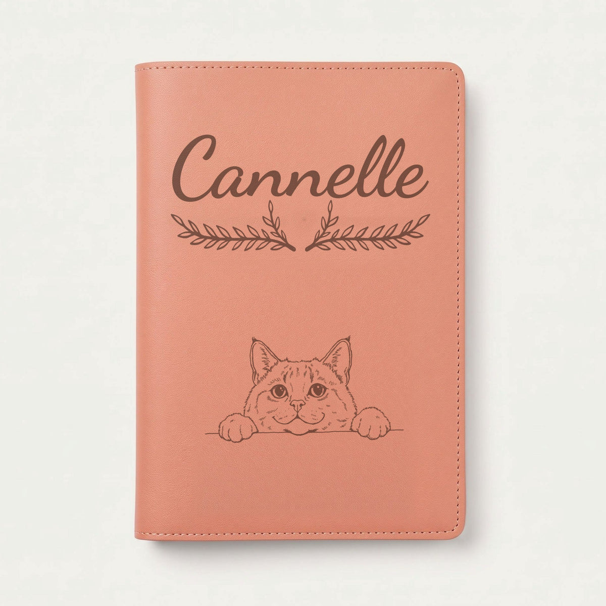 Protège carnet de santé chat personnalisé – Chartreux — Terracotta — Bouquet — gravure « Cannelle »