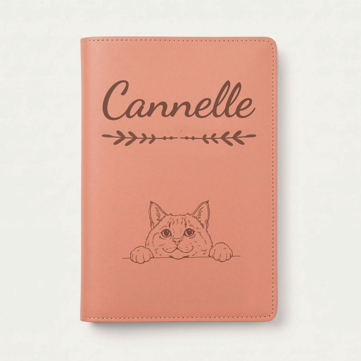 Protège carnet de santé chat personnalisé – Chartreux — Terracotta — Flèche — gravure « Cannelle »