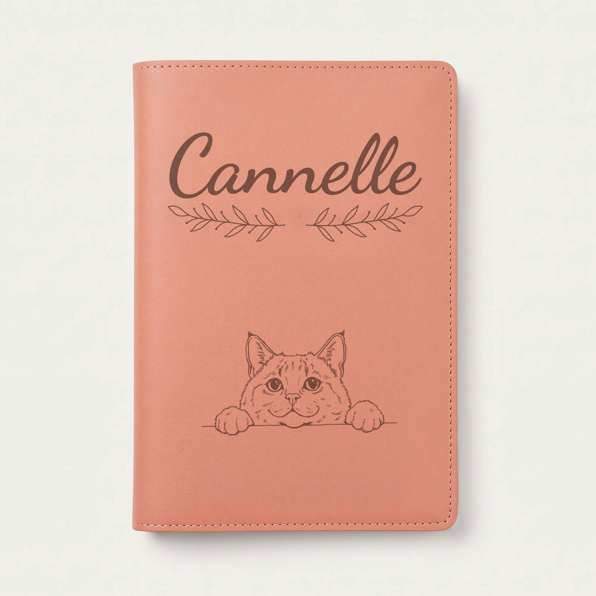 Protège carnet de santé chat personnalisé – Chartreux — Terracotta — Rameaux — gravure « Cannelle »
