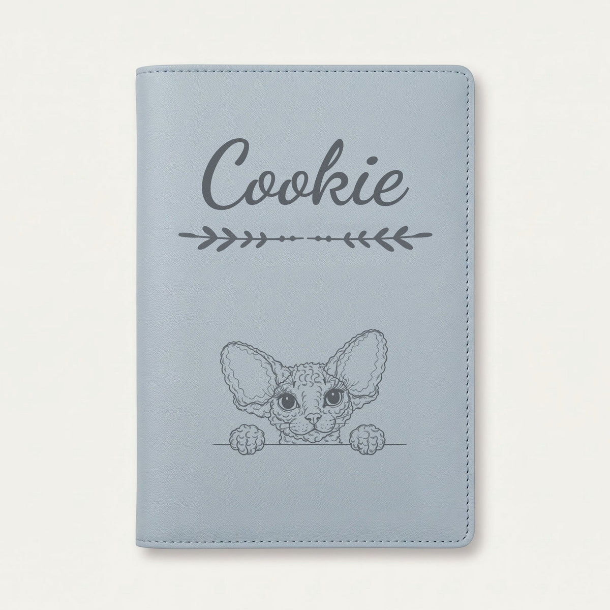 Protège carnet de santé chat personnalisé – Devon rex — Bleu nuage — Flèche — gravure « Cookie »