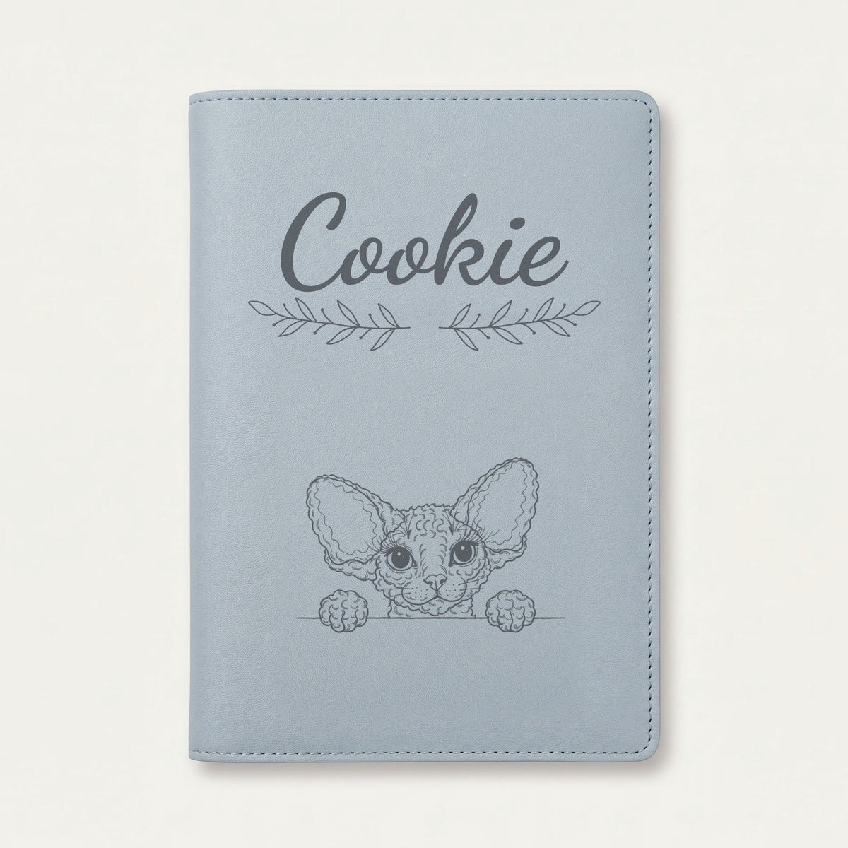 Protège carnet de santé chat personnalisé – Devon rex — Bleu nuage — Rameaux — gravure « Cookie »