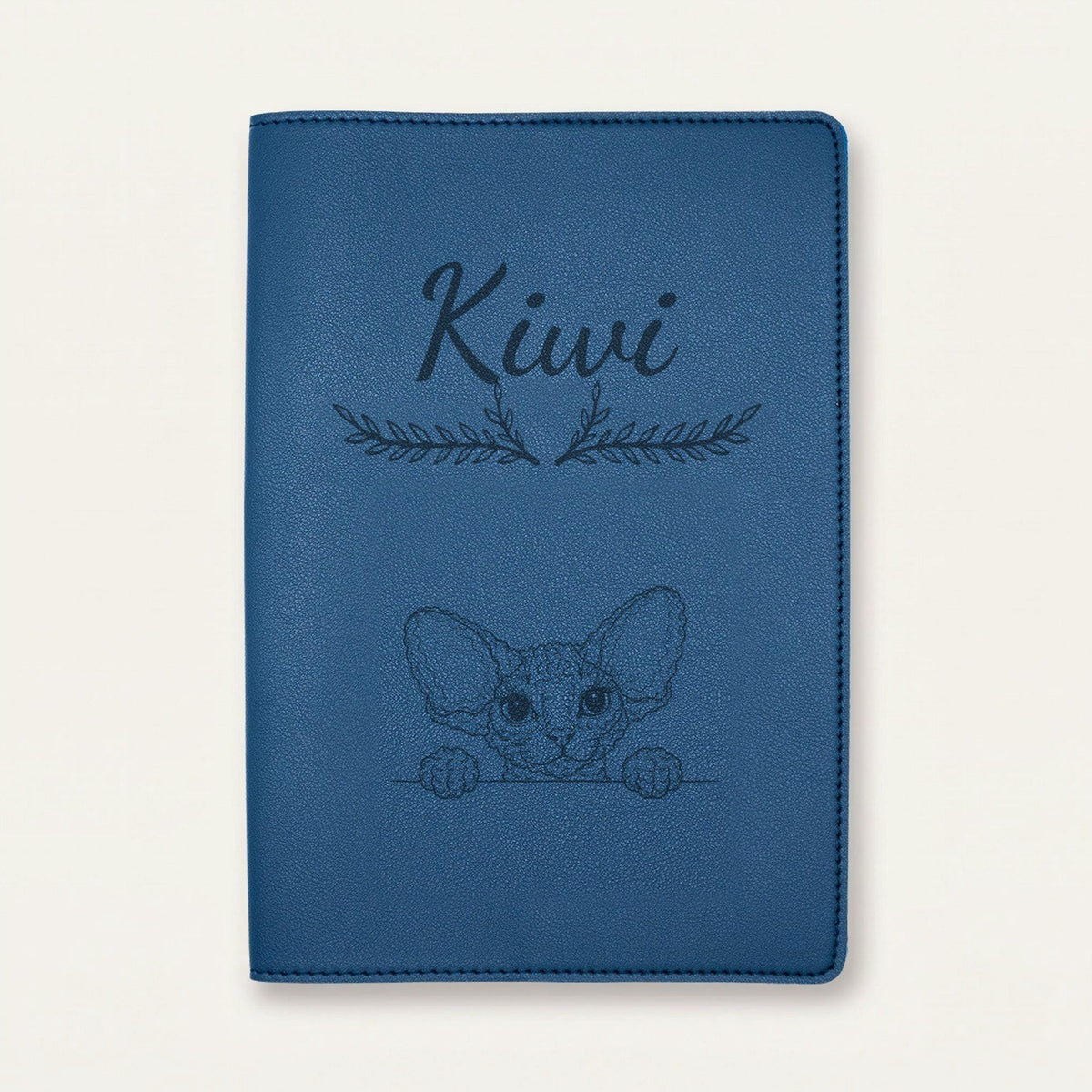 Protège carnet de santé chat personnalisé – Devon rex — Bleu nuit — Bouquet — gravure « Kiwi »