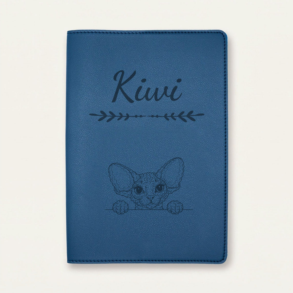 Protège carnet de santé chat personnalisé – Devon rex — Bleu nuit — Flèche — gravure « Kiwi »