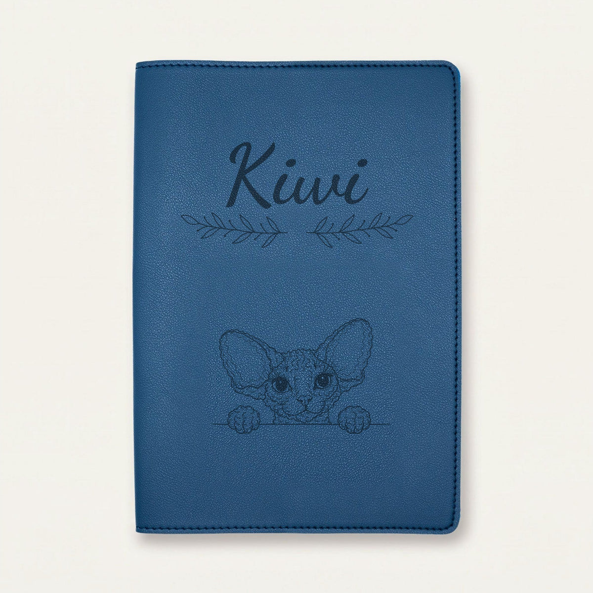 Protège carnet de santé chat personnalisé – Devon rex — Bleu nuit — Rameaux — gravure « Kiwi »