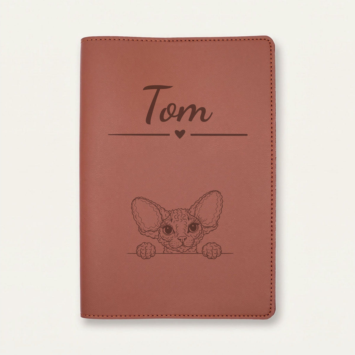 Protège carnet de santé chat personnalisé – Devon rex — Chocolat — Cœur — gravure « Tom »