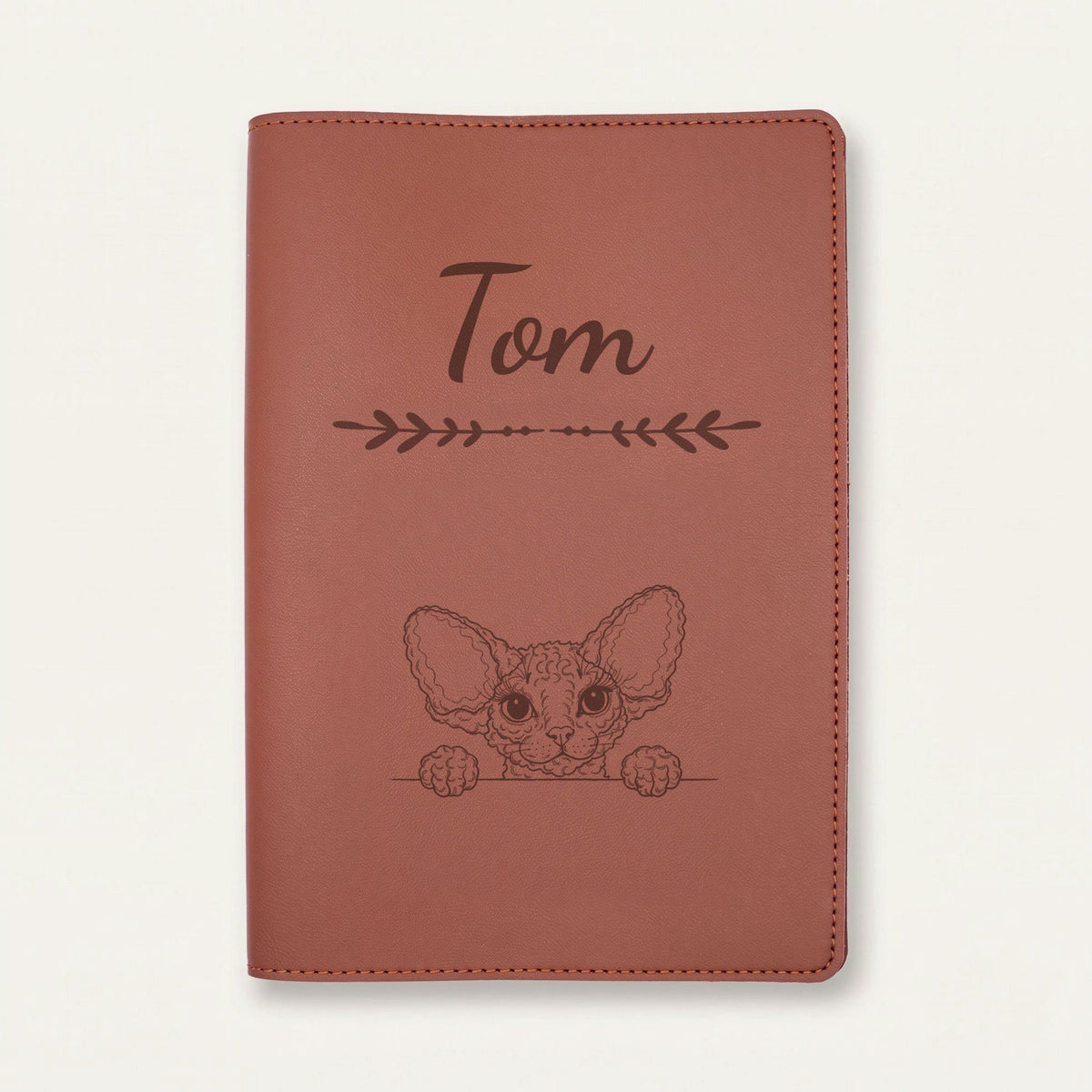 Protège carnet de santé chat personnalisé – Devon rex — Chocolat — Flèche — gravure « Tom »