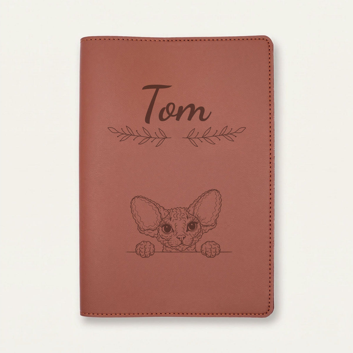 Protège carnet de santé chat personnalisé – Devon rex — Chocolat — Rameaux — gravure « Tom »