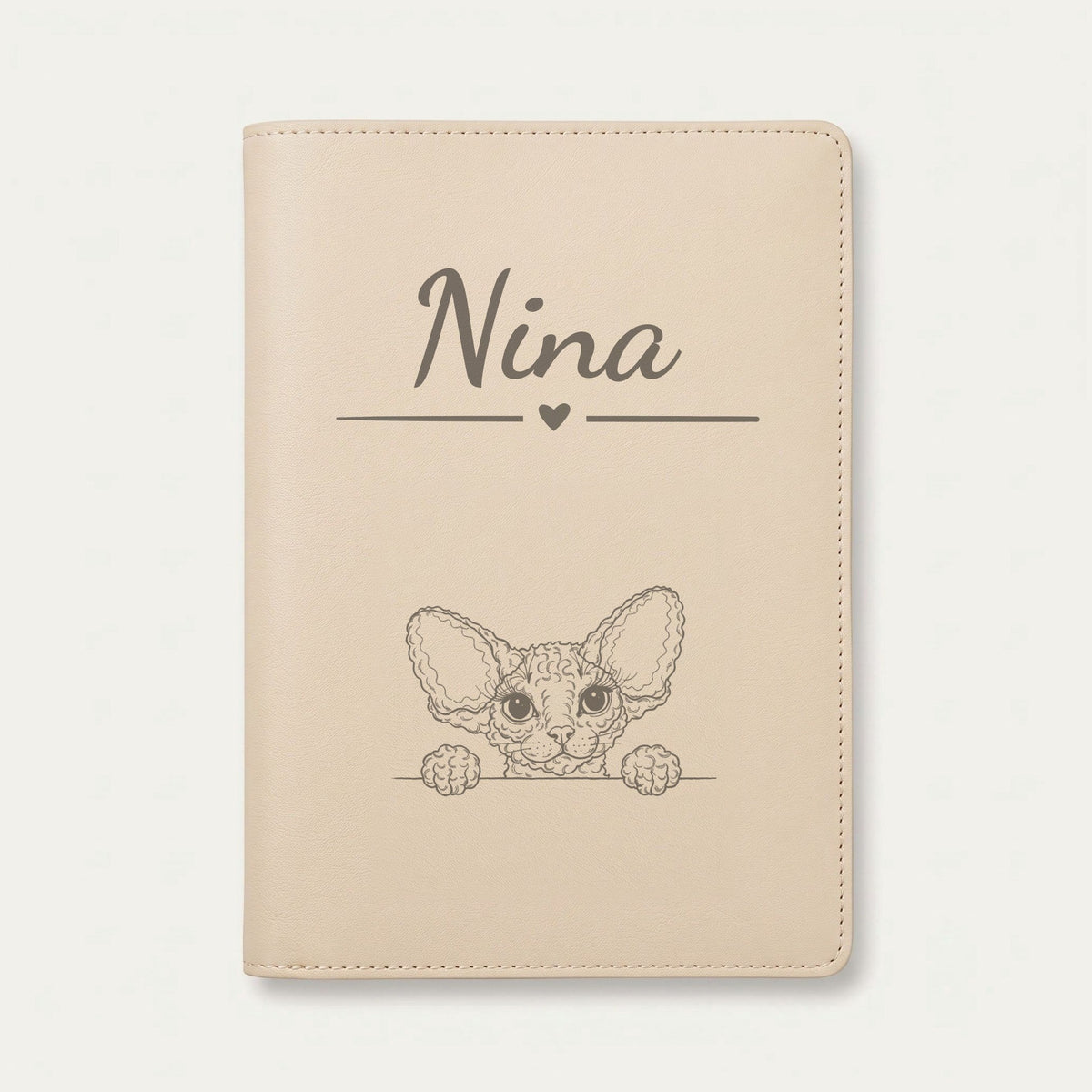 Protège carnet de santé chat personnalisé – Devon rex — Crème vanille — Cœur — gravure « Nina »