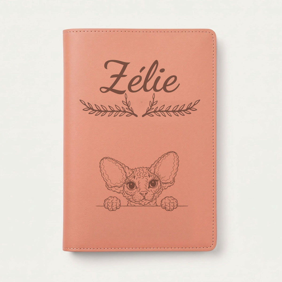 Protège carnet de santé chat personnalisé – Devon rex — Terracotta — Bouquet — gravure « Zélie »