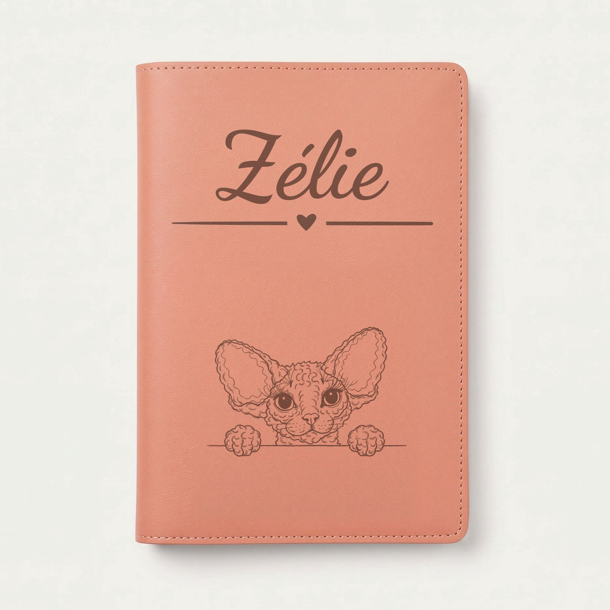 Protège carnet de santé chat personnalisé – Devon rex — Terracotta — Cœur — gravure « Zélie »