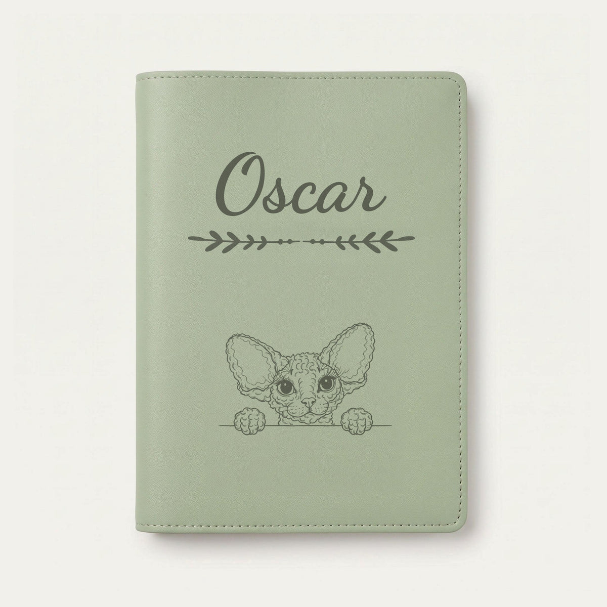 Protège carnet de santé chat personnalisé – Devon rex — Vert sauge — Flèche — gravure « Oscar »